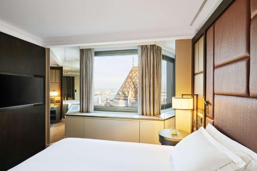 Suite Junior con cama extragrande y vistas al río Danubio del hotel Hilton Budapest. Foto 4