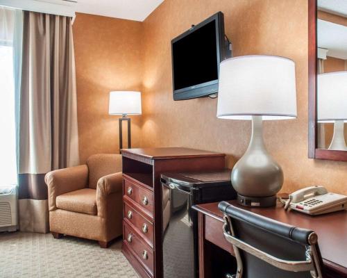 Habitación con cama extragrande adaptada para persona de movilidad reducida - No fumadores del hotel Quality Inn Near Walden Galleria Mall. Foto 1