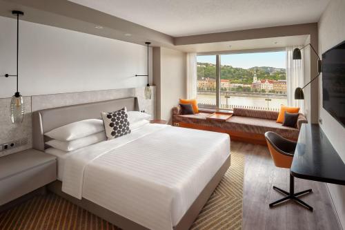 Habitación Deluxe, habitación para huéspedes, cama extragrande del hotel Budapest Marriott. Foto 1