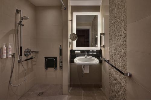 Habitación Deluxe, habitación para huéspedes, cama extragrande del hotel Budapest Marriott. Foto 9