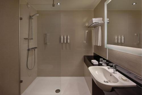 Habitación Deluxe con vistas y 1 cama extragrande del hotel Budapest Marriott. Foto 5