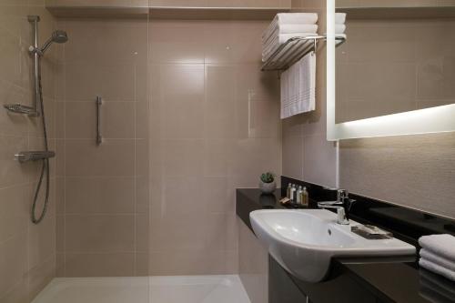Habitación Executive con acceso al club lounge M - Planta superior - Cama extragrande del hotel Budapest Marriott. Foto 4