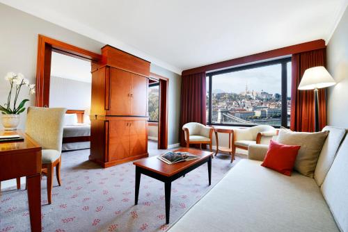 Suite Grand Castle con cama extragrande y vistas al río del hotel InterContinental Budapest by IHG. Foto 1
