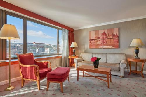 Suite Grand Castle con cama extragrande y vistas al río del hotel InterContinental Budapest by IHG. Foto 2