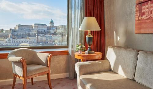 Suite Grand Castle con cama extragrande y vistas al río del hotel InterContinental Budapest by IHG. Foto 3