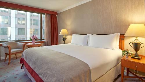 Suite Grand Castle con cama extragrande y vistas al río del hotel InterContinental Budapest by IHG. Foto 4