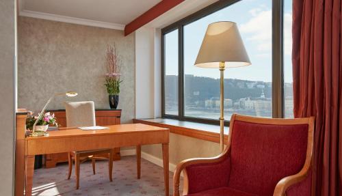 Suite Grand Castle con cama extragrande y vistas al río del hotel InterContinental Budapest by IHG. Foto 5