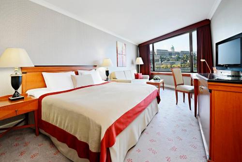 Habitación Premium con cama extragrande y vistas al río del hotel InterContinental Budapest by IHG. Foto 1