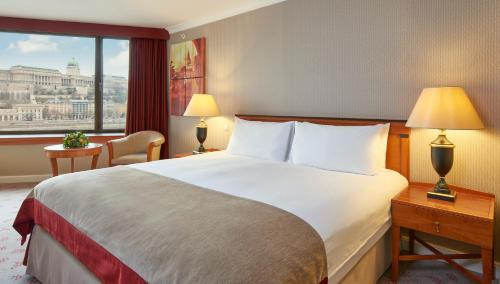 Habitación Premium con cama extragrande y vistas al río del hotel InterContinental Budapest by IHG. Foto 2