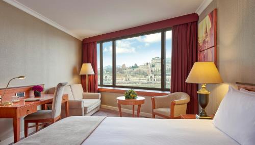 Habitación Premium con cama extragrande y vistas al río del hotel InterContinental Budapest by IHG. Foto 3