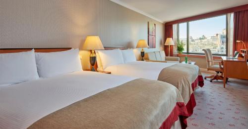 Habitación Familiar Prémium con 2 camas grandes y vistas al río del hotel InterContinental Budapest by IHG. Foto 2