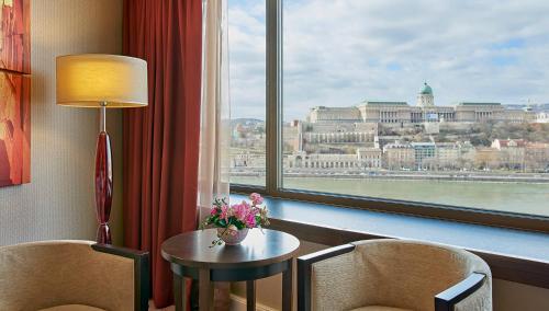 Habitación Prémium con cama grande y vistas al río - Última planta del hotel InterContinental Budapest by IHG. Foto 1