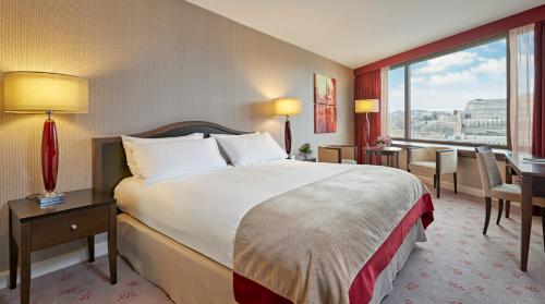 Habitación Prémium con cama grande y vistas al río - Última planta del hotel InterContinental Budapest by IHG. Foto 2
