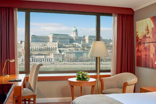 Habitación Clásica con cama grande, vistas al río y acceso al club lounge del hotel InterContinental Budapest by IHG
