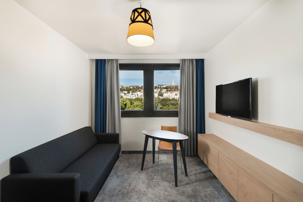Suite superior, 1 cama de matrimonio (Separate Living Room) del hotel Mercure Budapest Castle Hill. Foto 1