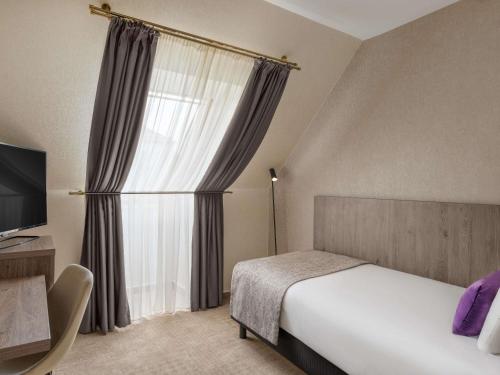 Habitación Superior con 1 cama individual, sienta el toque de la historia real con espíritu local del hotel Mercure Budapest Korona. Foto 2
