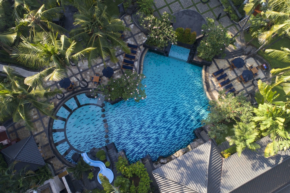 Deluxe Vistas Piscina Vista piscina del hotel Melia Purosani Yogyakarta. Foto 1