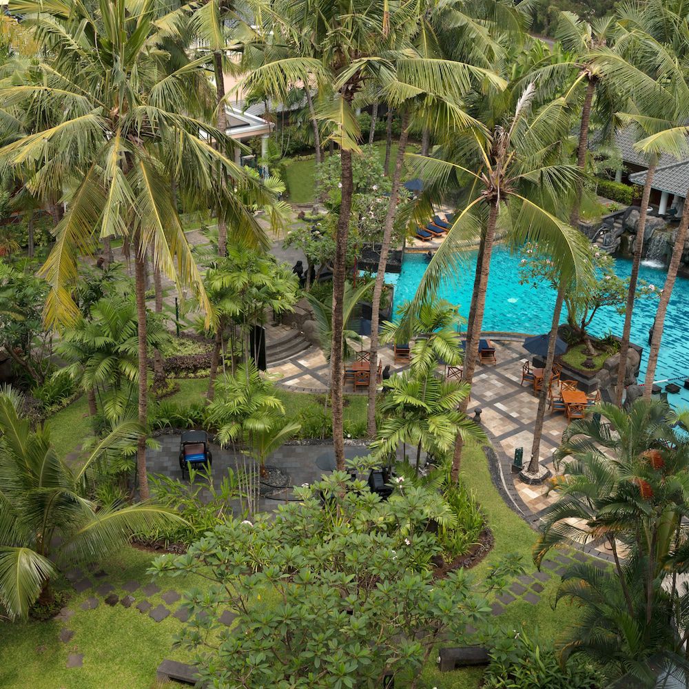 Deluxe Vistas Piscina Vista piscina del hotel Melia Purosani Yogyakarta. Foto 13