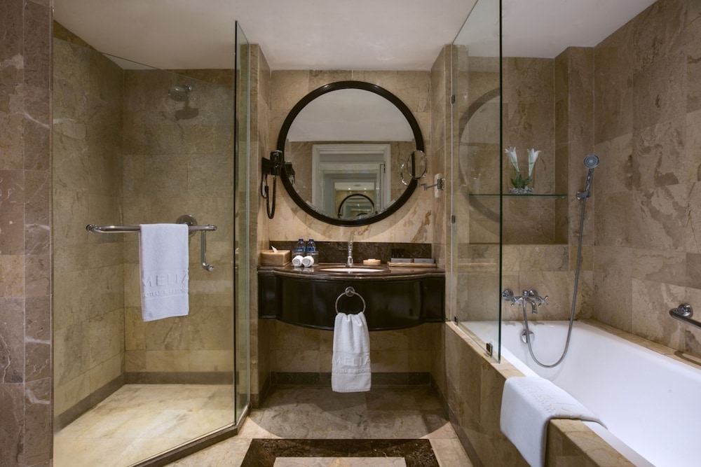 Grand Premium Room Vista jardín del hotel Melia Purosani Yogyakarta. Foto 12