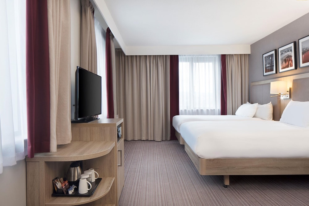 Habitación con 2 camas individuales, varias camas del hotel Hilton Garden Inn Dublin City Centre