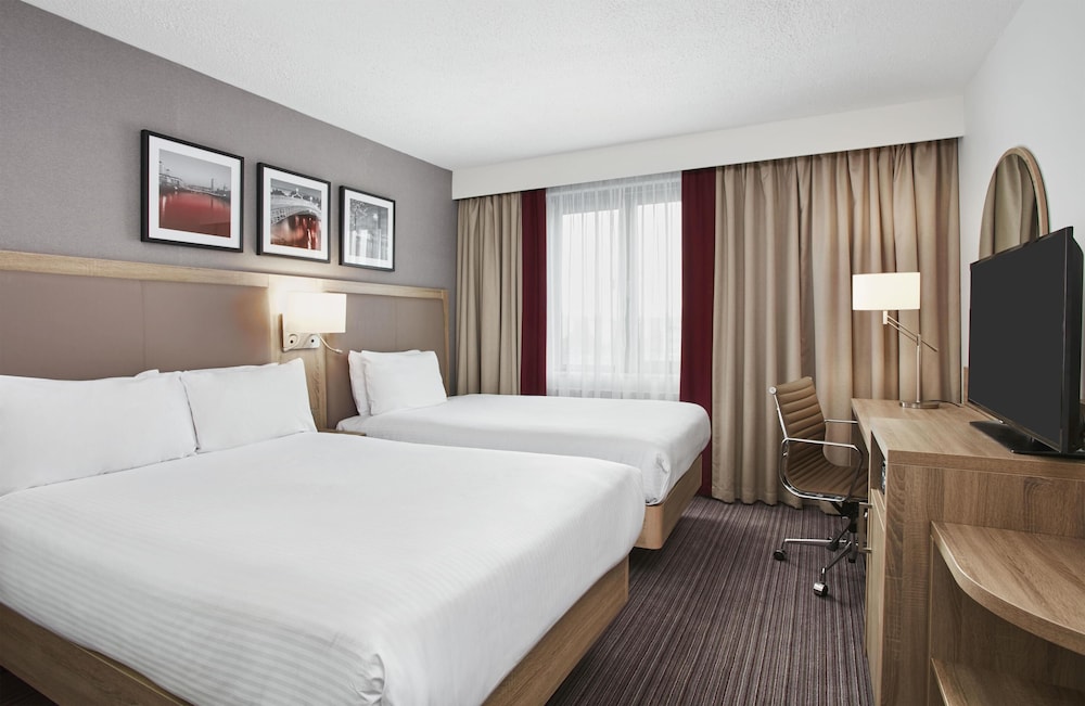 Habitación con 2 camas individuales, varias camas del hotel Hilton Garden Inn Dublin City Centre. Foto 3