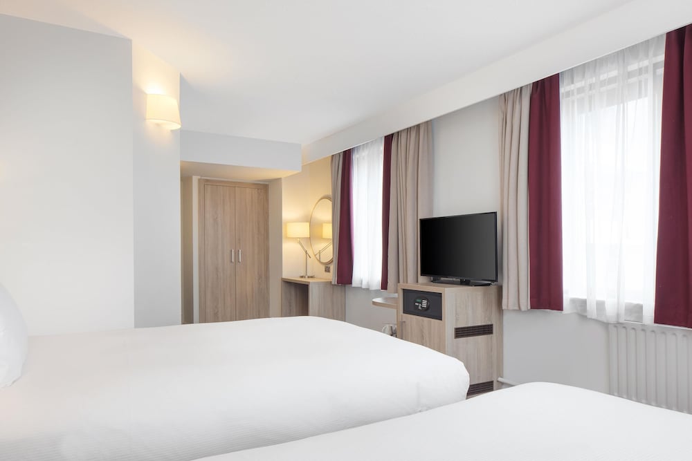Habitación con 2 camas individuales, varias camas del hotel Hilton Garden Inn Dublin City Centre. Foto 4