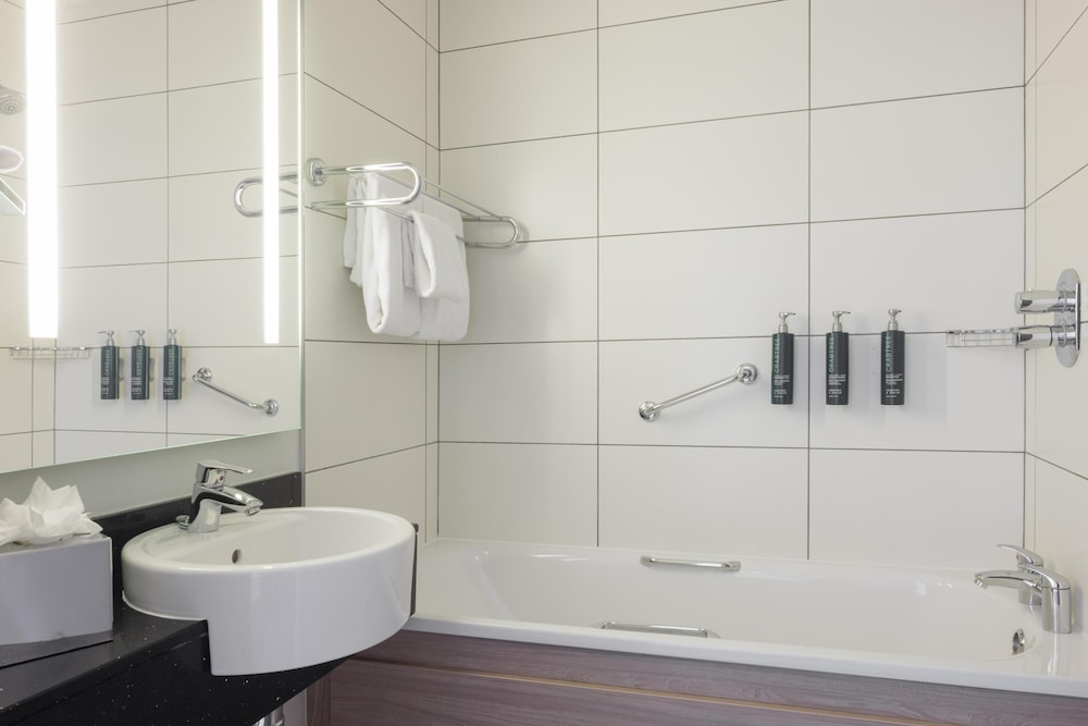 Habitación con 2 camas individuales, varias camas del hotel Hilton Garden Inn Dublin City Centre. Foto 7