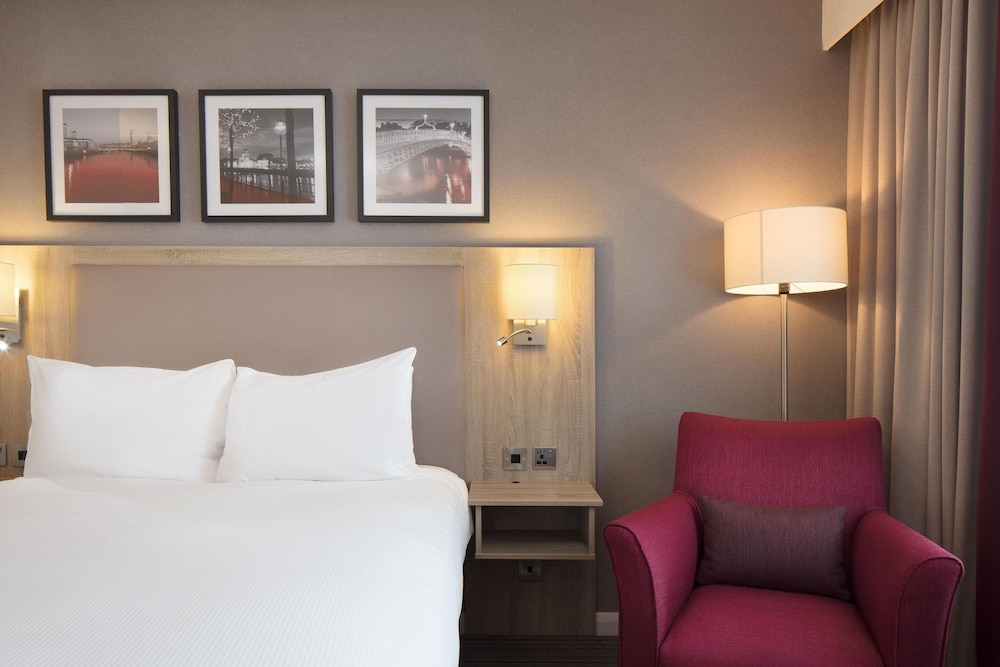 Habitación, 1 cama de matrimonio grande del hotel Hilton Garden Inn Dublin City Centre. Foto 2