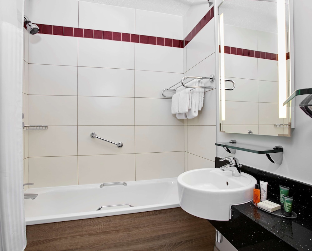 Habitación, 1 cama de matrimonio grande del hotel Hilton Garden Inn Dublin City Centre. Foto 4