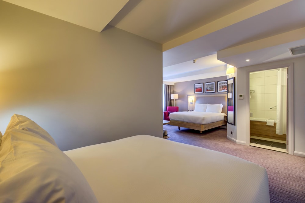 Habitación familiar, 2 camas de matrimonio del hotel Hilton Garden Inn Dublin City Centre. Foto 1