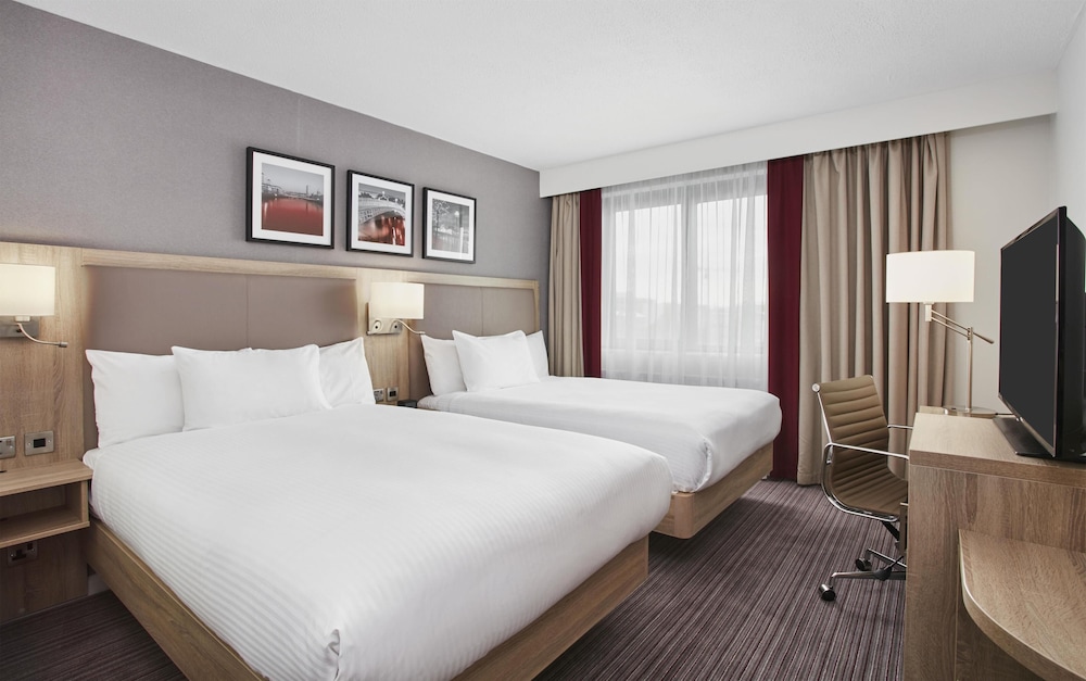 Habitación familiar, 2 camas de matrimonio del hotel Hilton Garden Inn Dublin City Centre. Foto 2