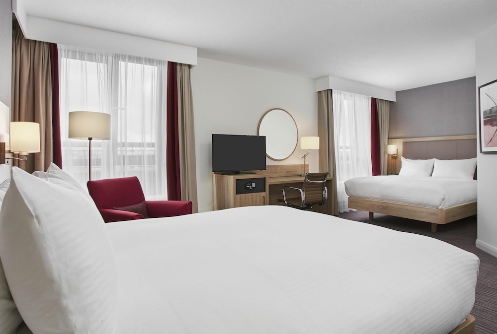 Habitación familiar, 2 camas de matrimonio del hotel Hilton Garden Inn Dublin City Centre. Foto 3