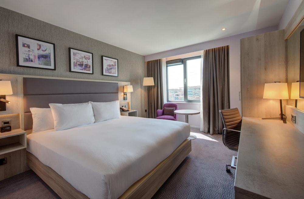 Habitación Deluxe, 1 cama de matrimonio grande, vistas al río del hotel Hilton Garden Inn Dublin City Centre. Foto 2