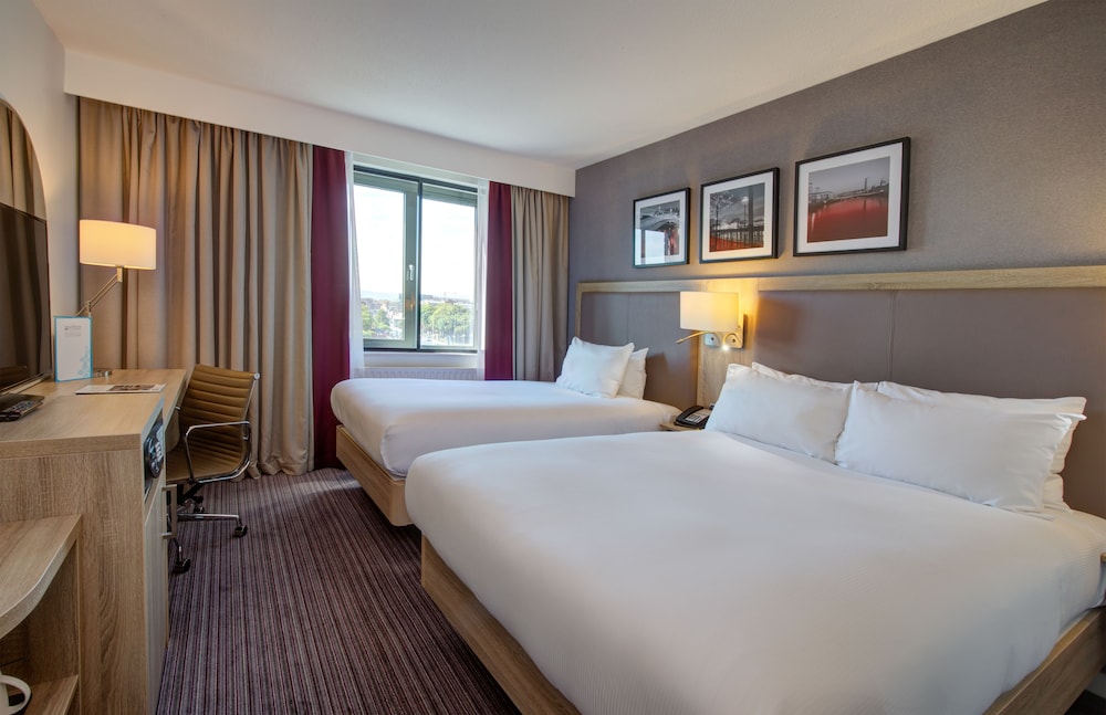 Habitación familiar, 2 camas de matrimonio (Deluxe) del hotel Hilton Garden Inn Dublin City Centre. Foto 2