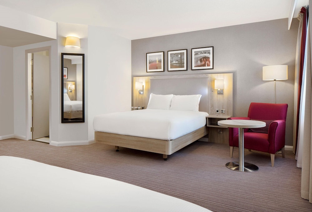 Habitación familiar, 2 camas de matrimonio (Deluxe) del hotel Hilton Garden Inn Dublin City Centre. Foto 4