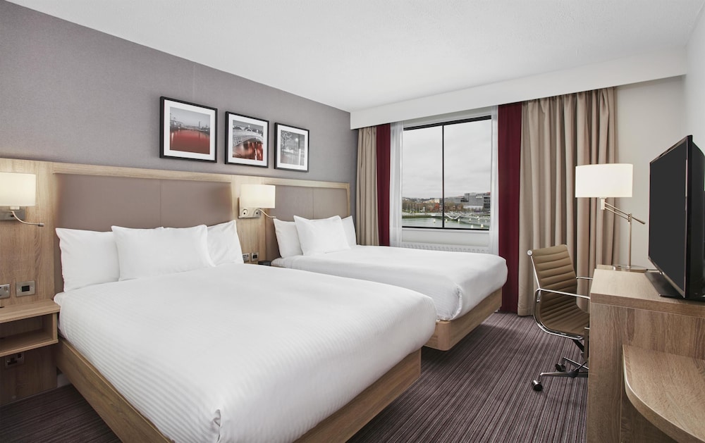 Habitación familiar, 2 camas de matrimonio (Deluxe) del hotel Hilton Garden Inn Dublin City Centre. Foto 5