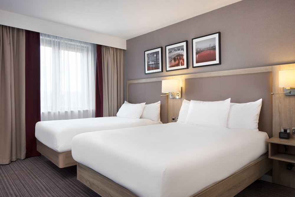Habitación Deluxe, 2 camas de matrimonio, vistas al río del hotel Hilton Garden Inn Dublin City Centre. Foto 1