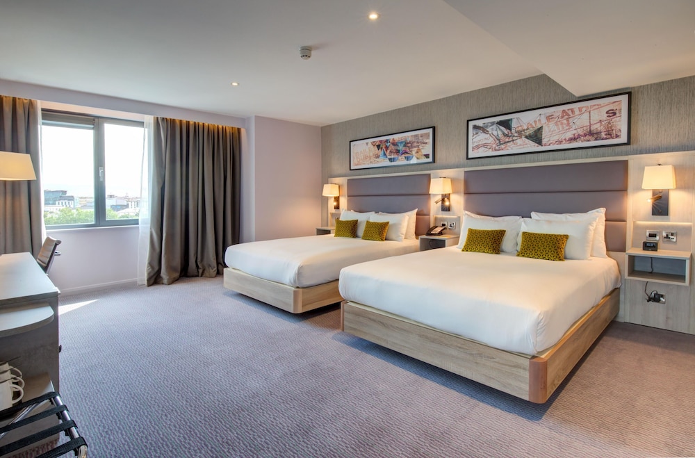 Habitación Deluxe, 2 camas de matrimonio, vistas al río del hotel Hilton Garden Inn Dublin City Centre. Foto 4