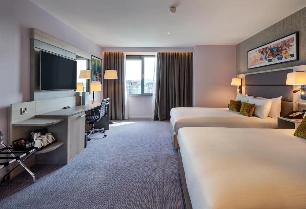 Habitación Deluxe, 2 camas de matrimonio, vistas al río del hotel Hilton Garden Inn Dublin City Centre. Foto 5