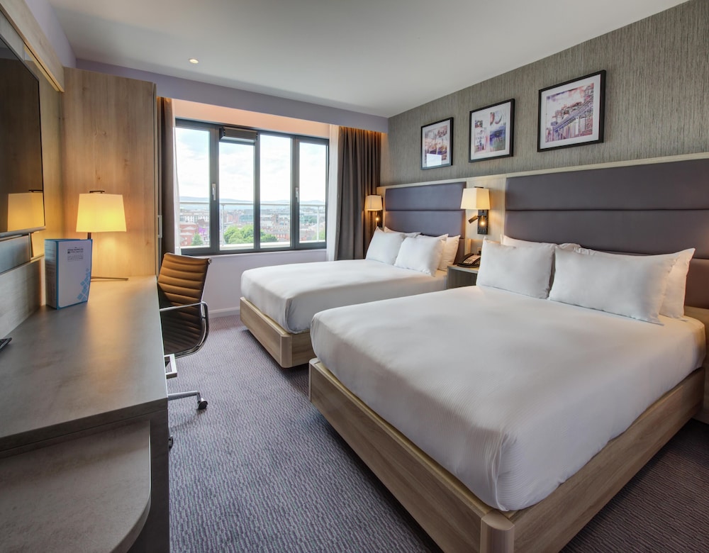 Habitación Deluxe con 2 camas individuales, varias camas del hotel Hilton Garden Inn Dublin City Centre