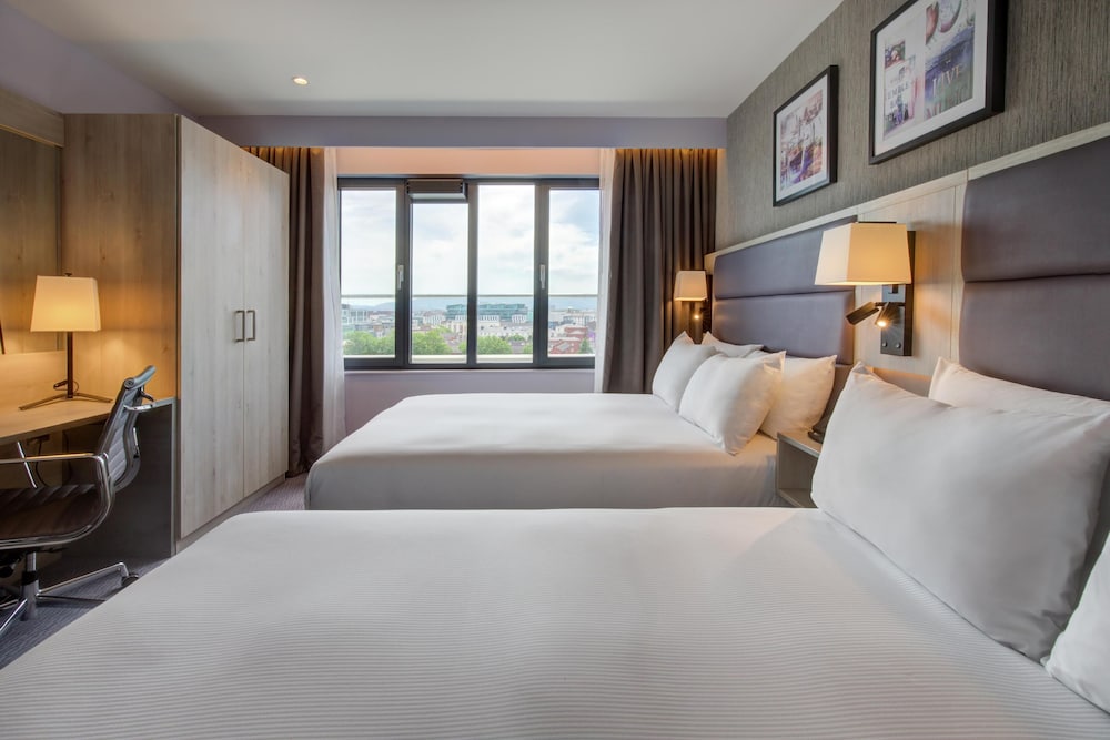 Habitación Deluxe con 2 camas individuales, varias camas del hotel Hilton Garden Inn Dublin City Centre. Foto 3