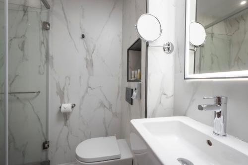 Estándar Deluxe con cama grande del hotel Riu Plaza The Gresham Dublin. Foto 3