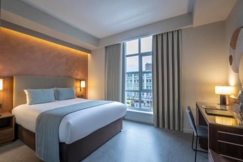 Estándar Deluxe con cama grande del hotel Riu Plaza The Gresham Dublin. Foto 4