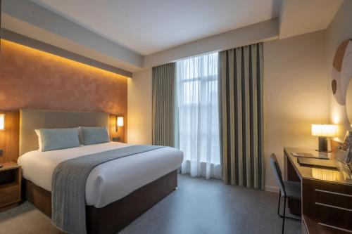 Estándar Deluxe con cama grande del hotel Riu Plaza The Gresham Dublin. Foto 5