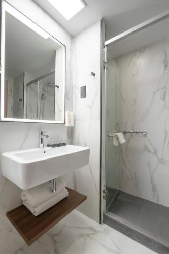 Estándar Deluxe con cama grande del hotel Riu Plaza The Gresham Dublin. Foto 7