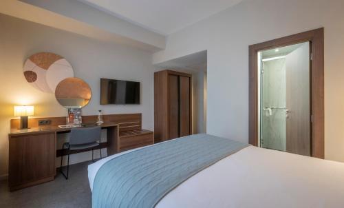 Estándar Deluxe con cama grande del hotel Riu Plaza The Gresham Dublin. Foto 8