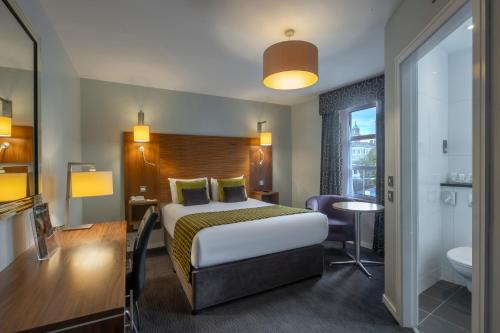 Estándar Deluxe con cama grande del hotel Riu Plaza The Gresham Dublin. Foto 9