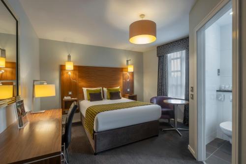 Estándar Deluxe con cama grande del hotel Riu Plaza The Gresham Dublin. Foto 10