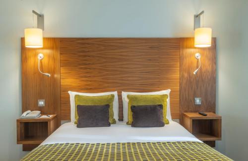 Estándar Deluxe con cama grande del hotel Riu Plaza The Gresham Dublin. Foto 11