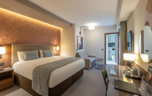 Habitación Deluxe con cama extragrande del hotel Riu Plaza The Gresham Dublin